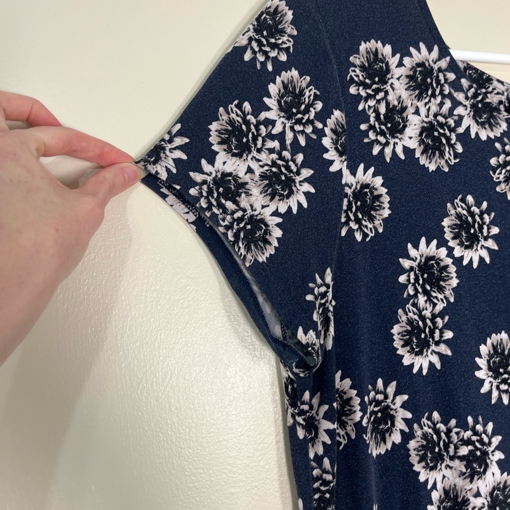 Alfani Navy and White Floral Short Sleeve Top Women’s Size L - Picture 3 of 5